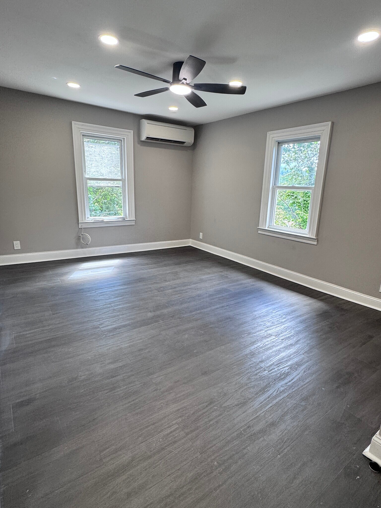 Living room - 857 Sherman Ave