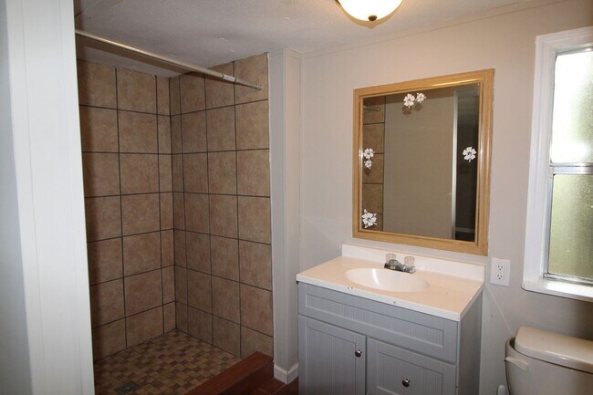 Building Photo - Newly Renovated 3-Bedroom Mobile Home in Tallahassee Available Now