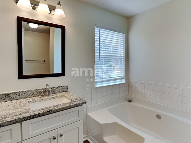 Building Photo - 375 Ermines Way