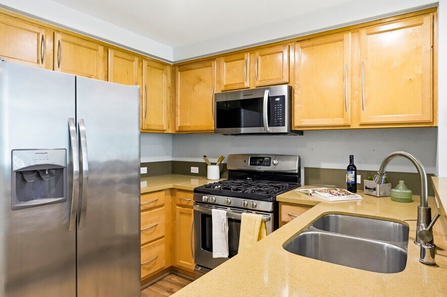 Building Photo - 280 Caldecott Ln