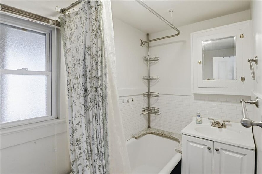 Upper Bathroom - 4232 Lake Ave