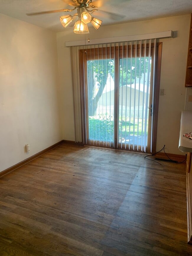 Building Photo - 3 bedroom, 1.5 Bath Home located near Skyv...