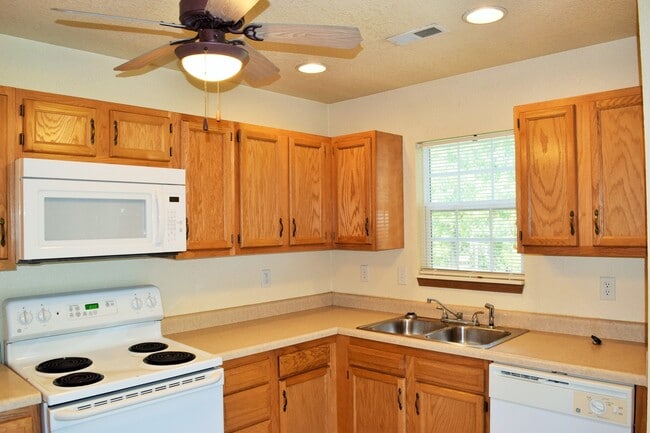 Building Photo - Spacious & Convenient Living in Shady Oaks!
