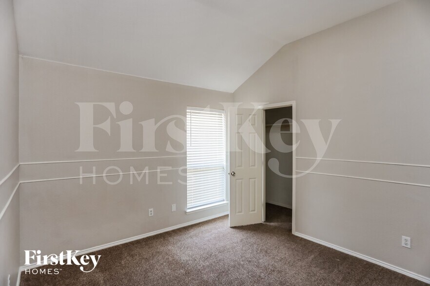 Building Photo - 635 St Eric Dr