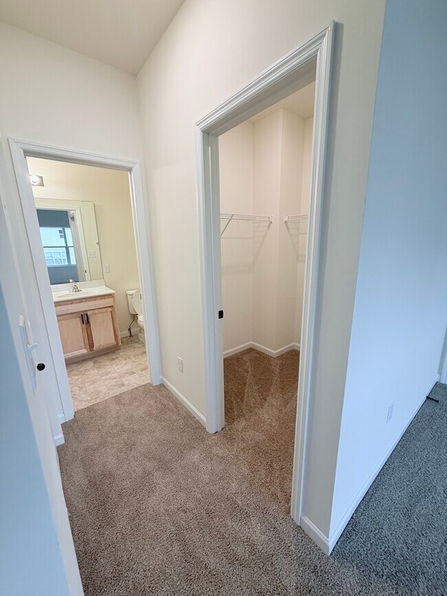 Building Photo - 810 Colony Rdg Ct