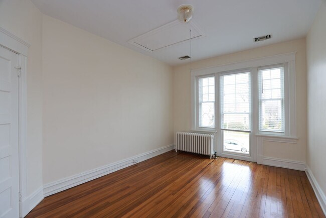 Building Photo - -- AVAILABLE 05/26/2026 -- MUSEUM DISTRICT CHARMER! 2 CAR GARAGE