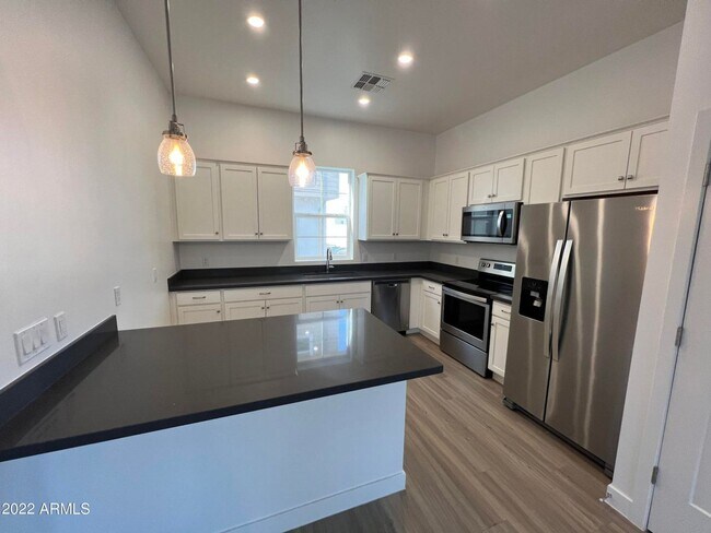 Building Photo - Townhome for Rent in the heart of Downtown Phoenix