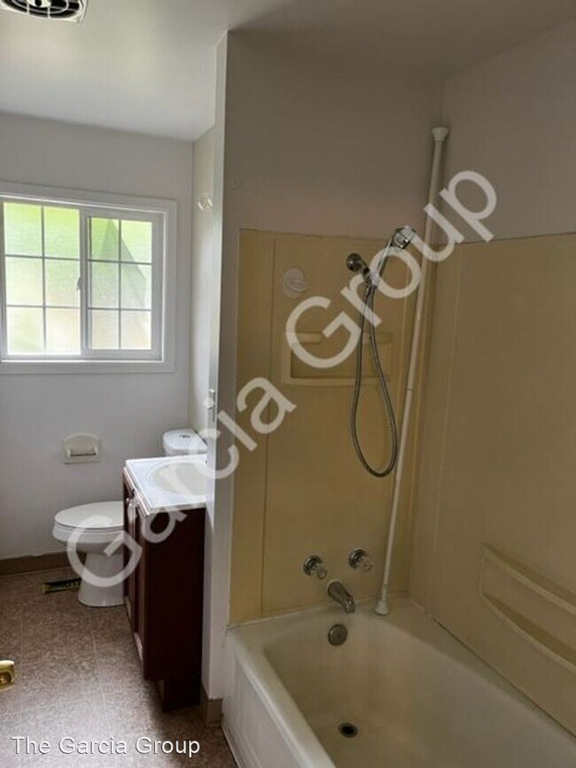 Building Photo - 3 br, 1.5 bath House - 18500 SE Addie St