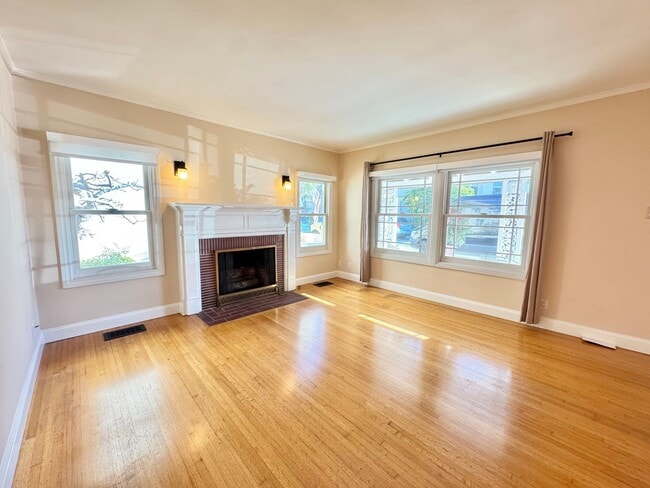 Building Photo - Naples Island Gem!