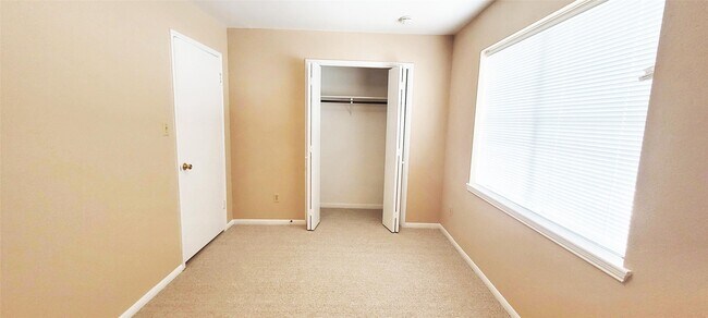 Building Photo - 7700 Creekbend Dr