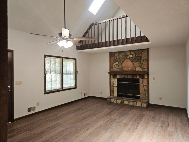 Building Photo - 520 Hardy Cir