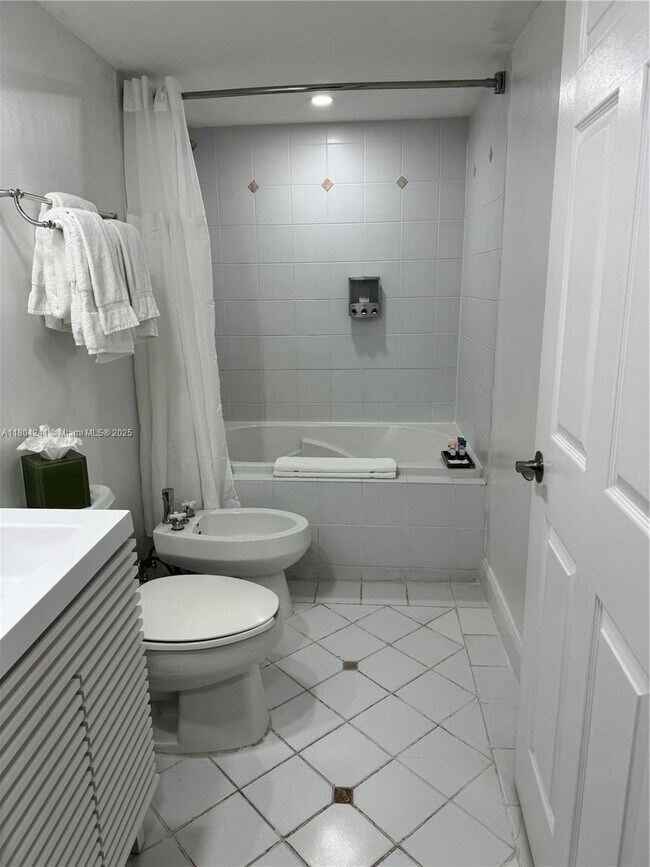 Building Photo - 2951 S Bayshore Dr