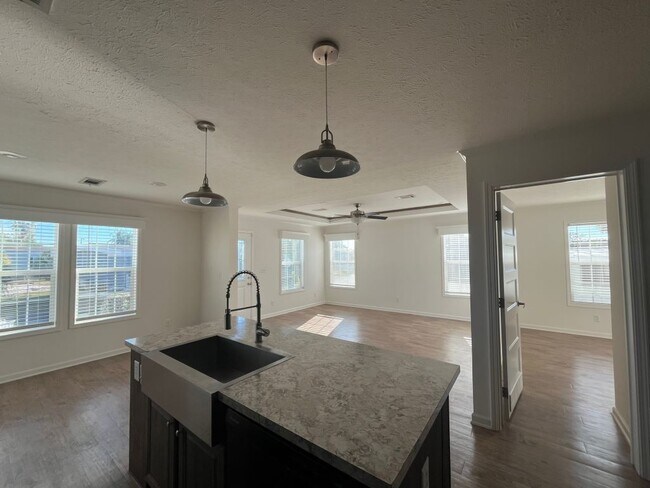 Building Photo - 171 Eland Dr