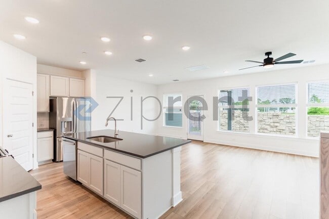 Building Photo - Unit B
