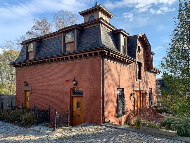 Building Photo - 789 E Broadway