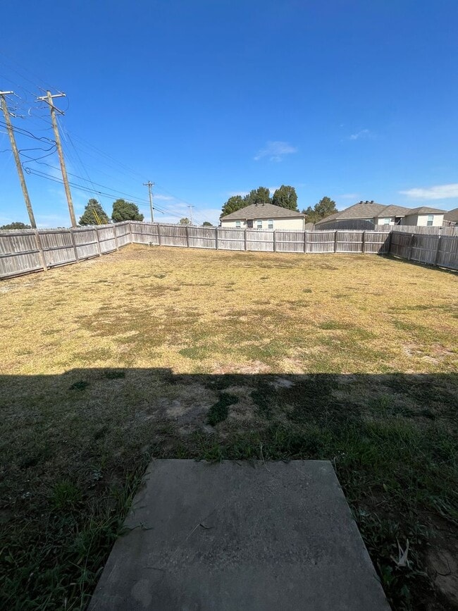 Building Photo - 3 Bed / 2 Bath off of Airport Road