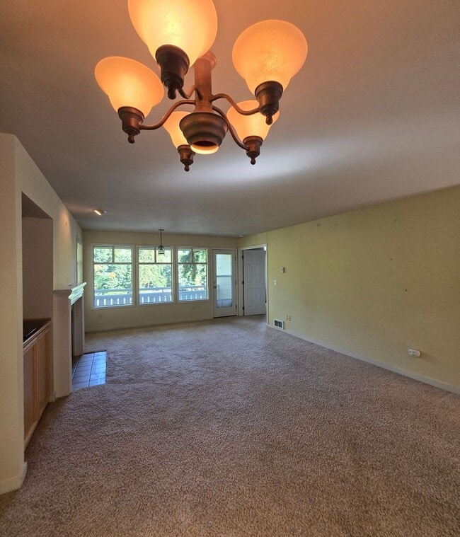 Building Photo - ***PENDING APPLICATIONS***2 Bedroom 1.75 B...