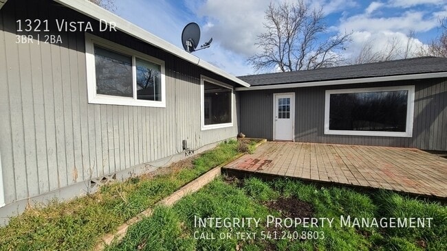 Building Photo - 1321 Vista Dr