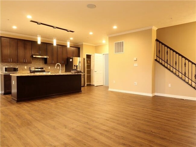 Building Photo - 605 Alessia Ct