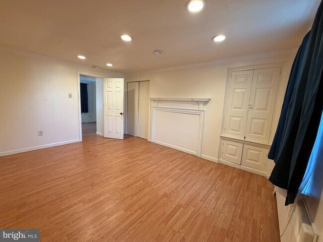 Building Photo - 356 Easton Rd