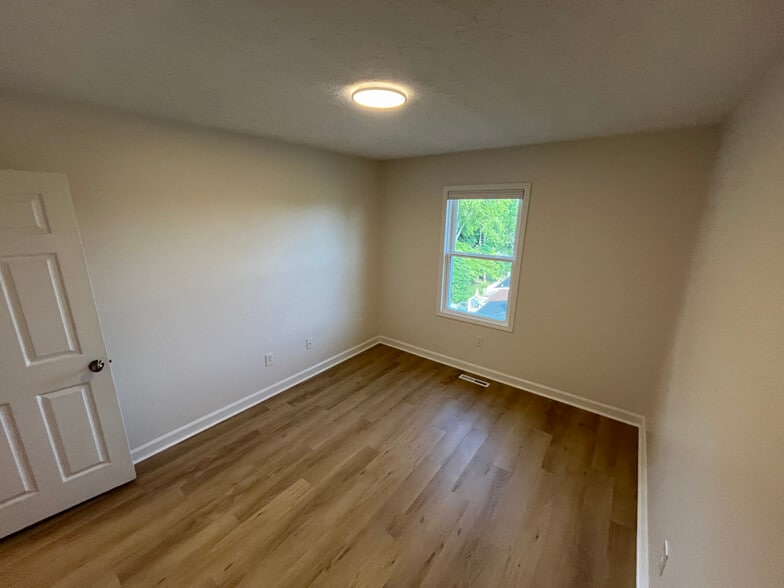 Building Photo - 122 Greenbrier Dr