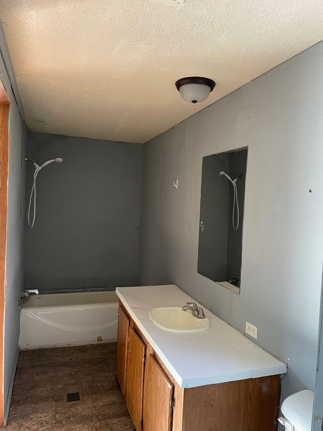 Building Photo - 2 BR 2 Bath 1,040 sq ft singlewide mobile ...