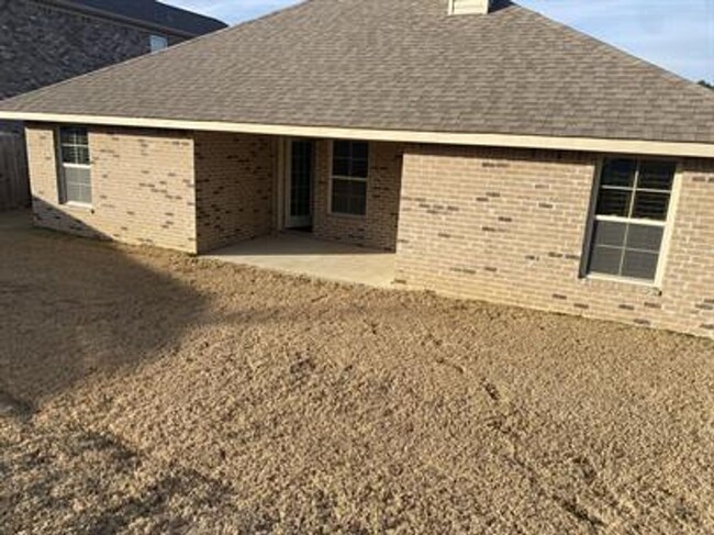 Building Photo - Must See South Huntsville Home!