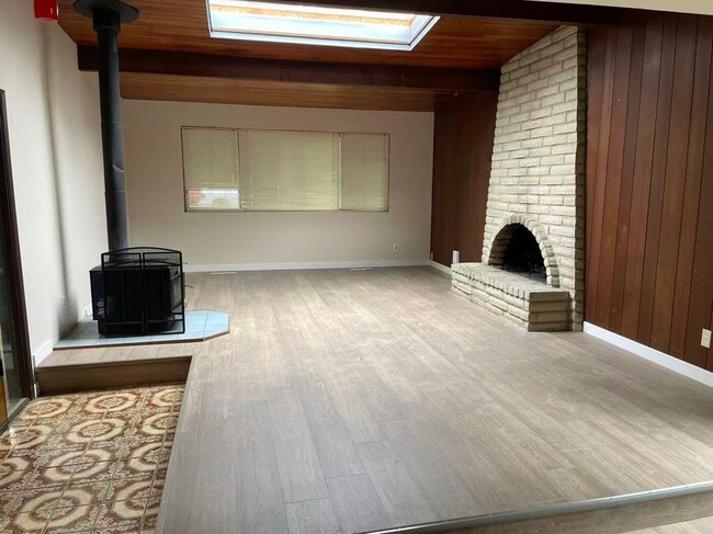 Building Photo - Charming 3 Bedroom/1 bath house in Wedgwoo...
