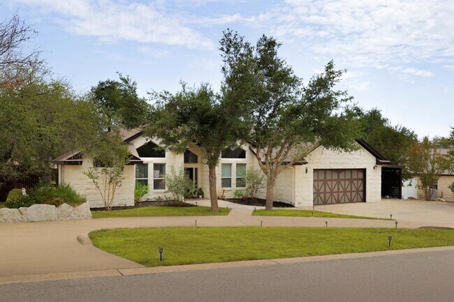 Building Photo - 300 Meadow Oaks Dr