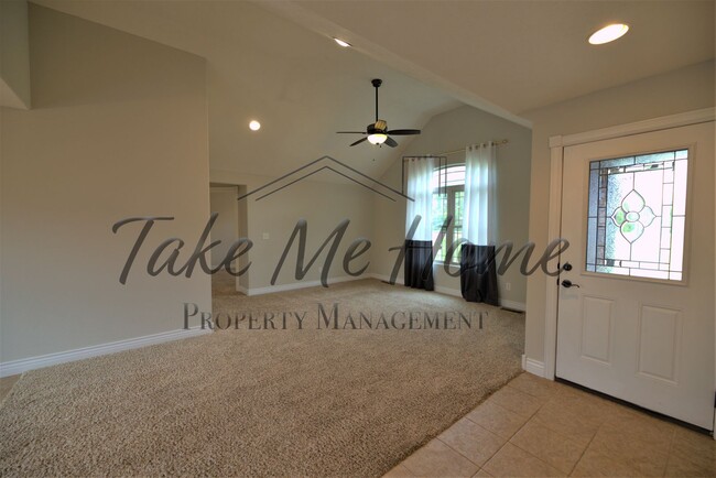 Building Photo - 3 Bedroom in East Springfield!