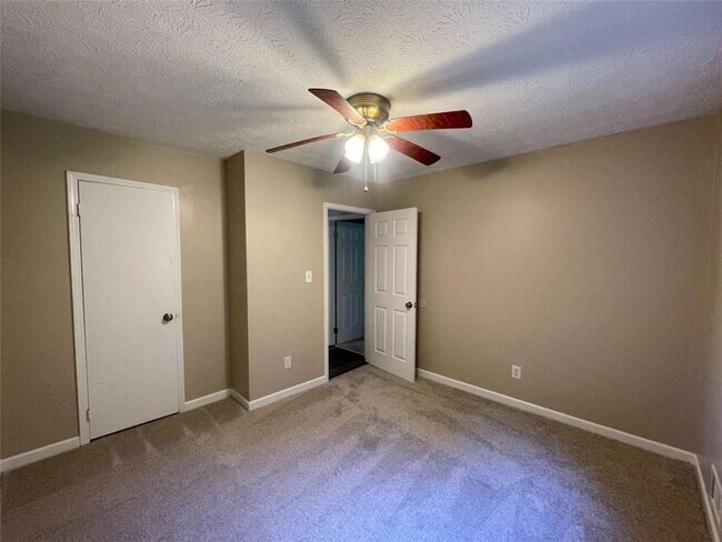 Building Photo - 55 Hunt Ridge Dr