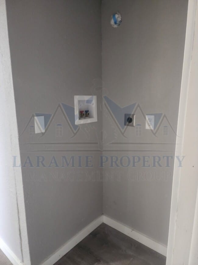 Building Photo - 2 Bed 1 1/2 Bath Townhouse Style Apartment