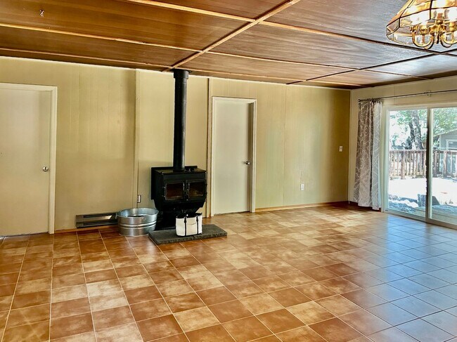 Building Photo - 1588 Quail Ln