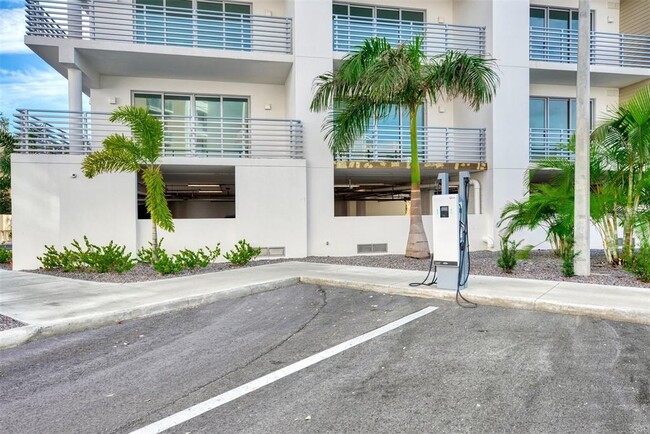 Building Photo - 1703 N Tamiami Trl