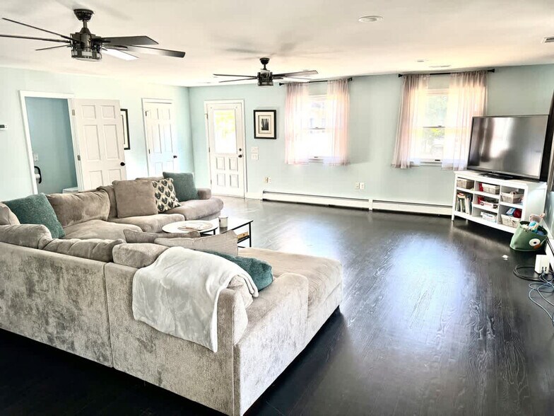 Building Photo - 14386 Calvert St