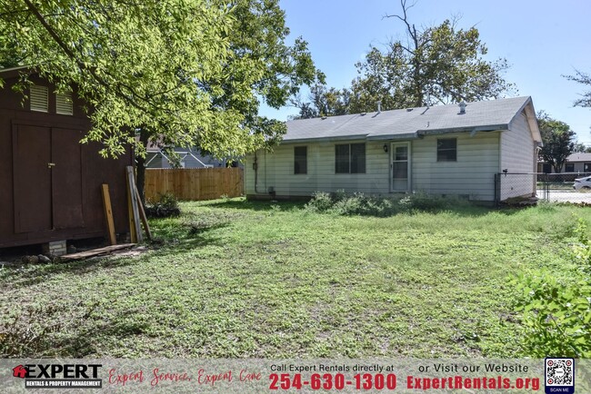 Building Photo - 3-Bedroom Home with  Hardwood Floors and S...