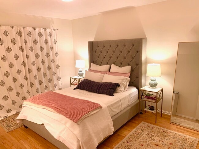 Building Photo - 1227 Crescent Dr