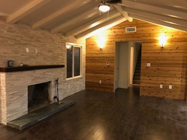 Building Photo - 18 S Trail