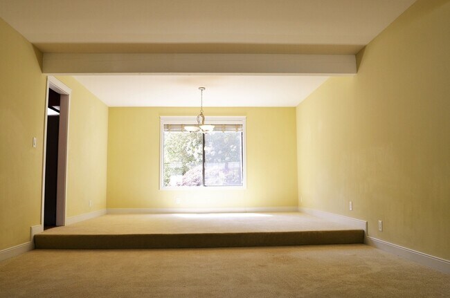 Building Photo - Spacious Somerset Home Near Top Schools an...