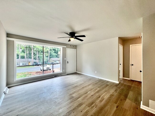 Building Photo - 3201 Erskine Dr