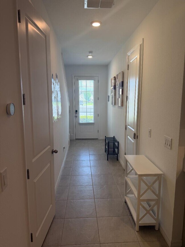 Building Photo - 1553 Discovery St