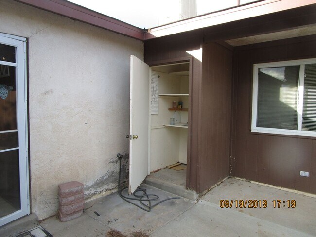 Building Photo - 906-906 Los Reyes Ct SE