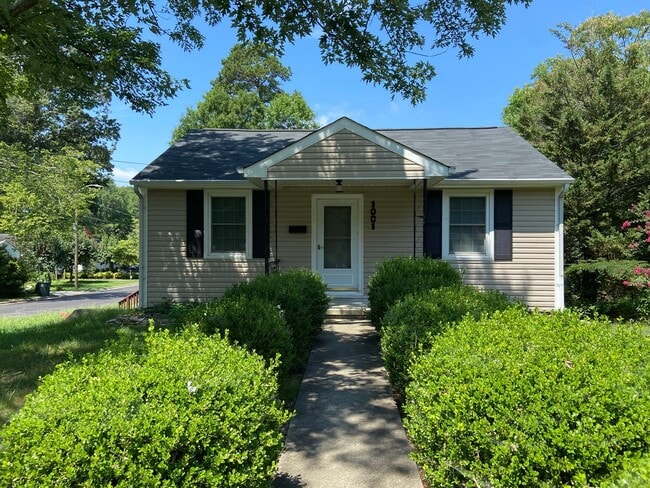 Primary Photo - 4 bedroom, 2 bathroom House in Greensboro!