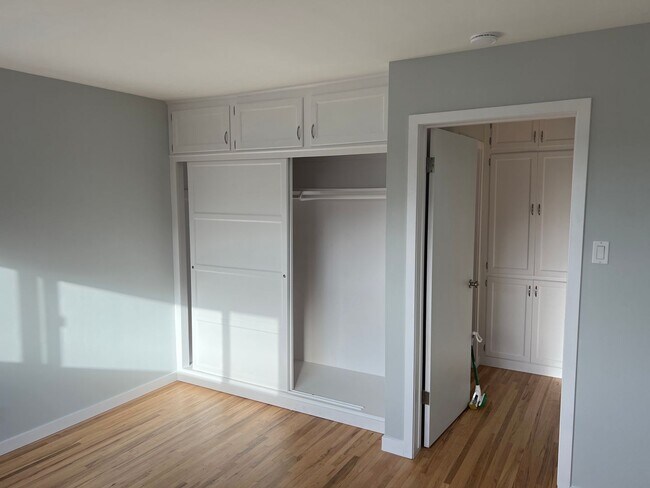 Building Photo - Sheldon St.