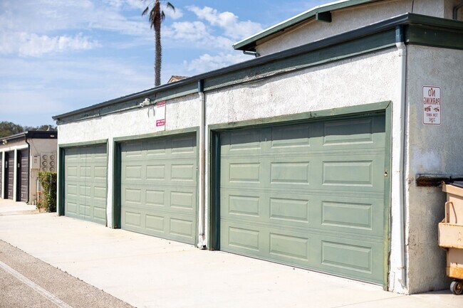 Building Photo - 2 Bedroom + 1 Bathroom Apartment | Oxnard Shores | Unfurnished
