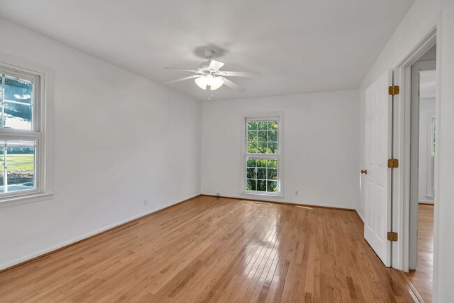 Building Photo - One level living in the heart of Brentwood