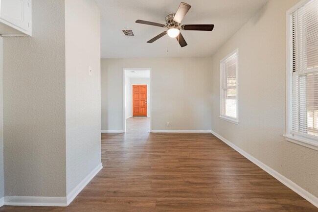 Building Photo - 875 Utopia Ln