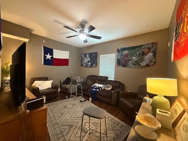 Building Photo - August Move in! 3 Bed, 3.5 Bath on Northgate