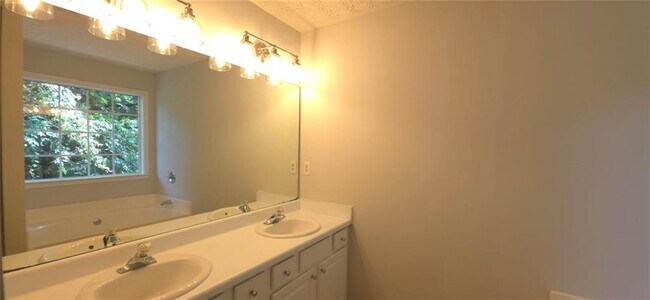 Building Photo - 3458 Hill Pond Dr NE