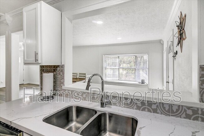 Building Photo - 185 Weiss Bluff Rd